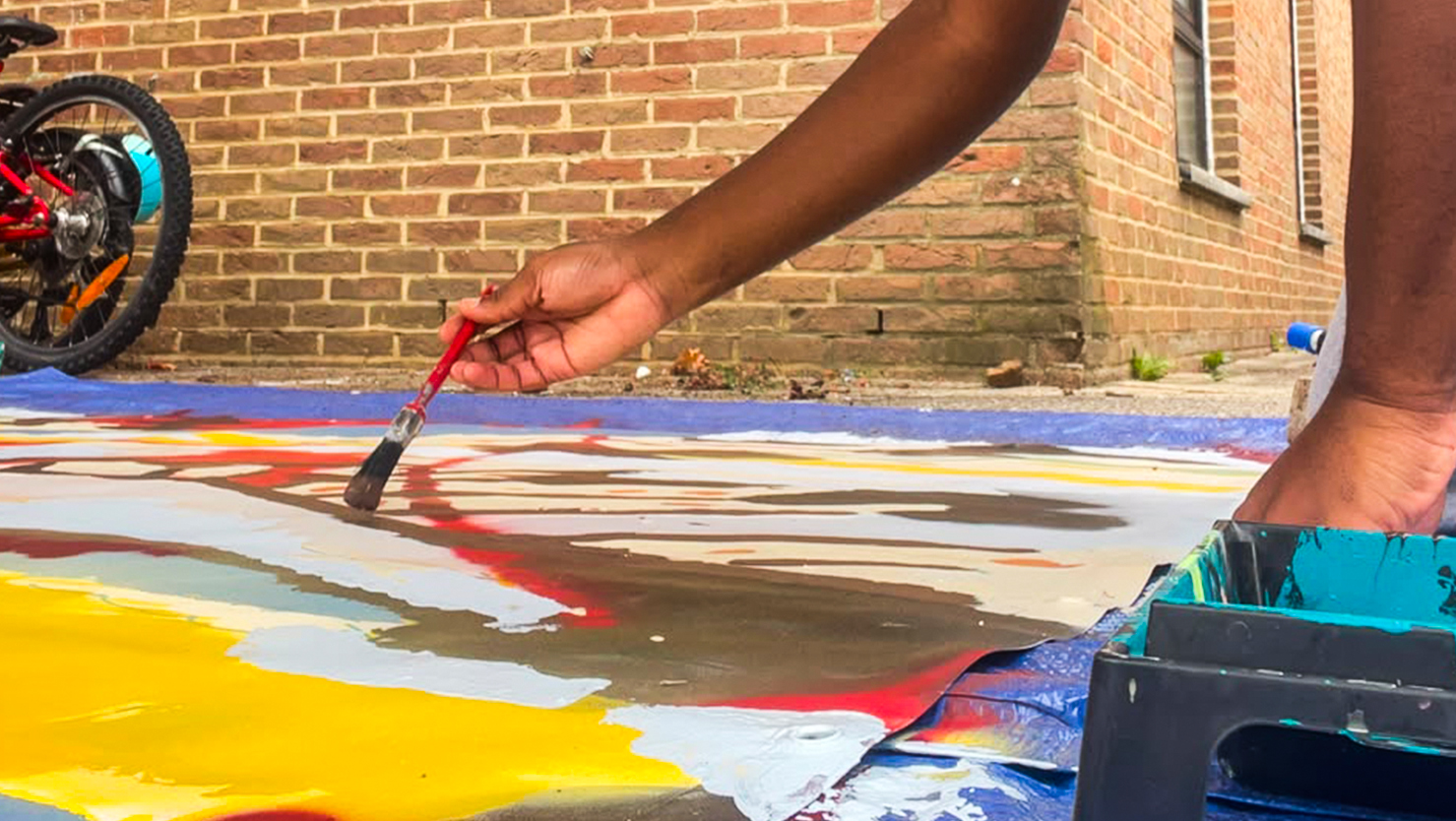 Les participant·es ont contribué à la peinture de la fresque